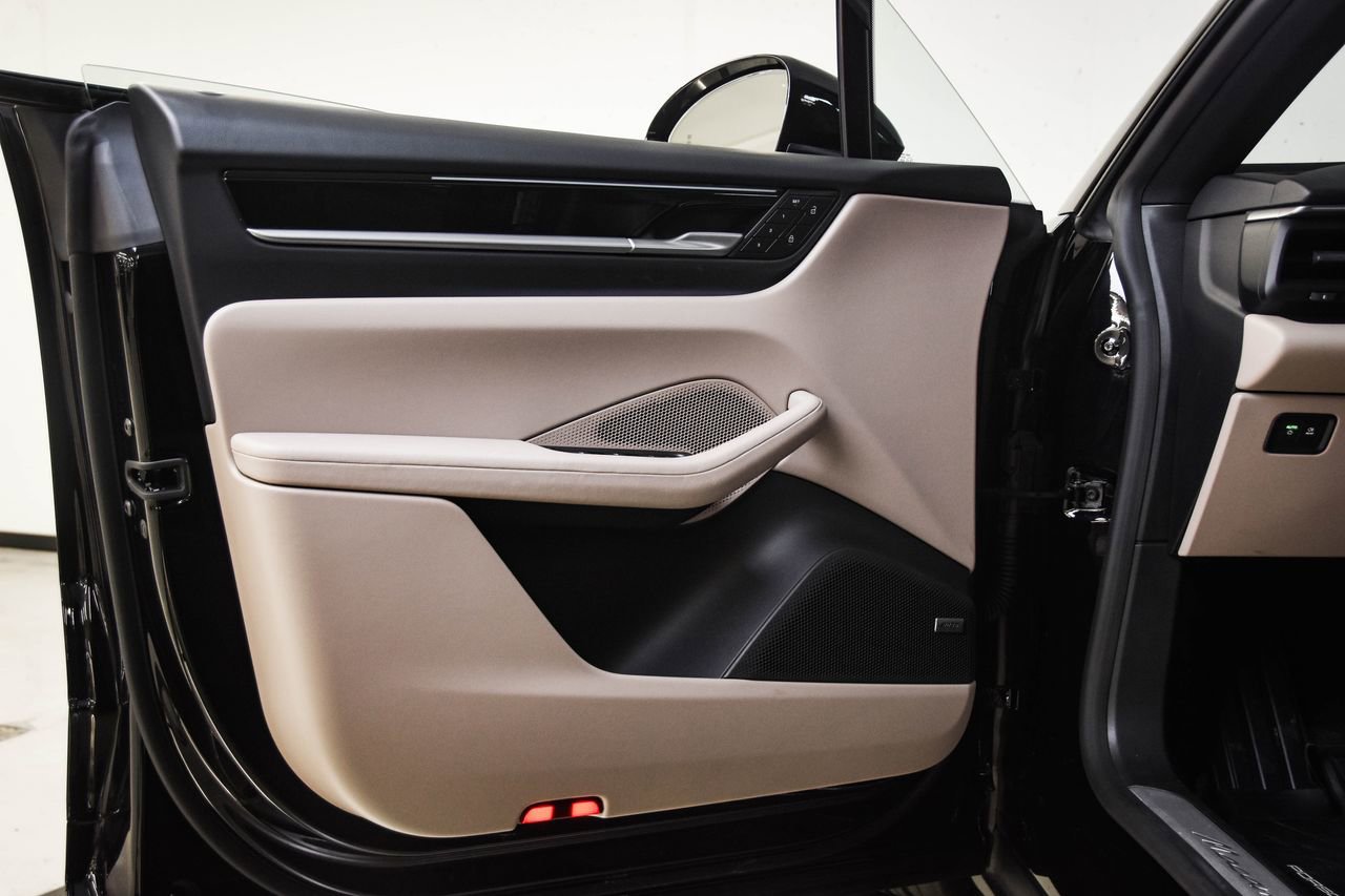 Certified 2025 Porsche Macan Electric image 23