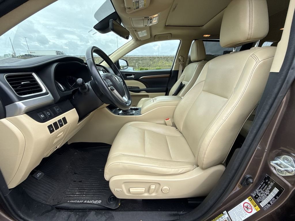 Used 2017 Toyota Highlander Limited AWD/4WD image 29