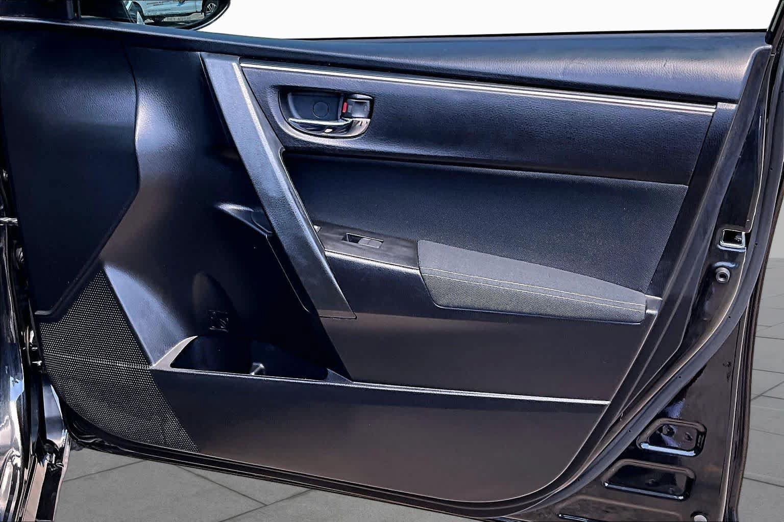 Used 2018 Toyota Corolla LE FWD image 23