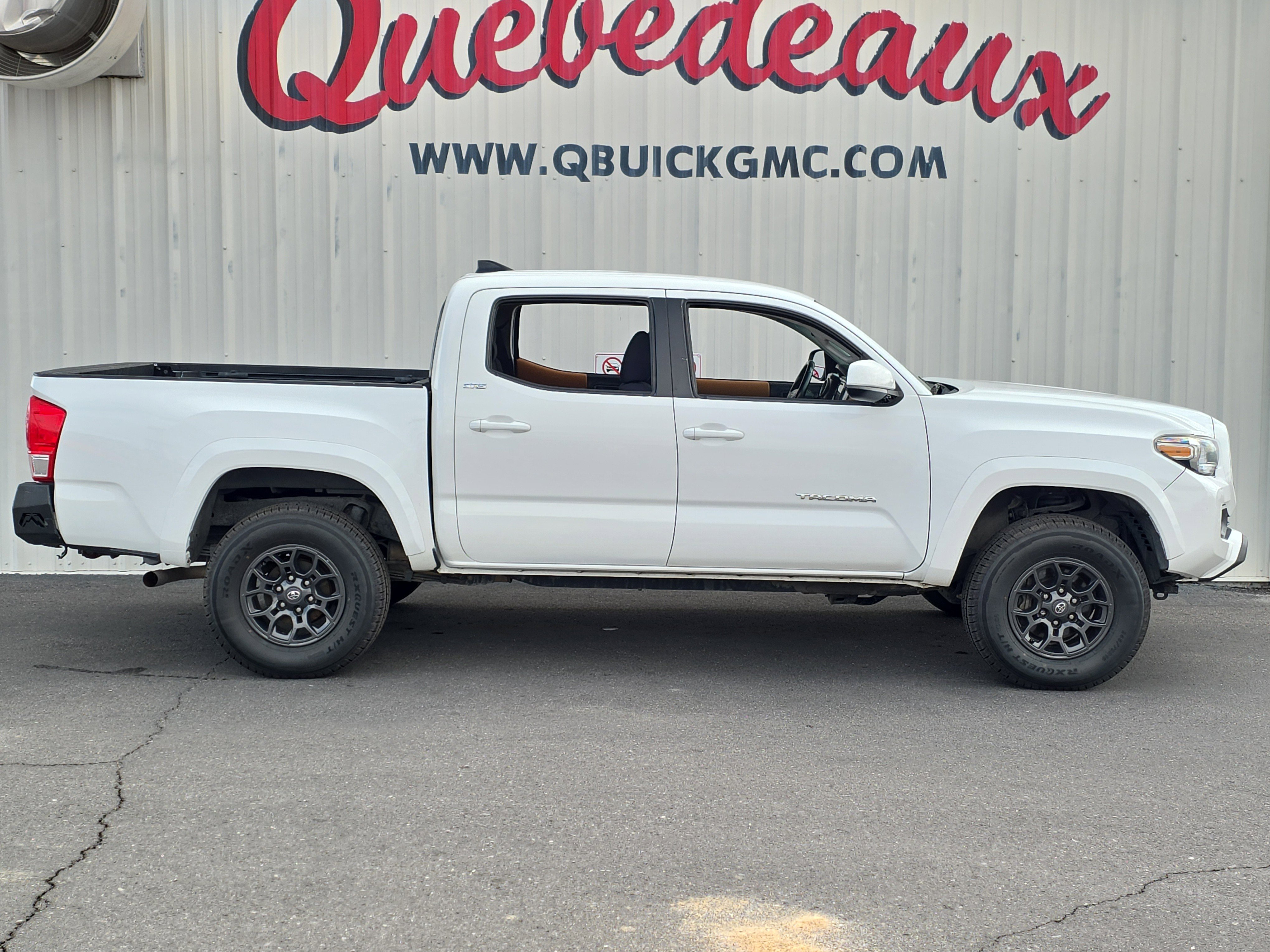 Used 2017 Toyota Tacoma SR5 w/ Tow Package image 10