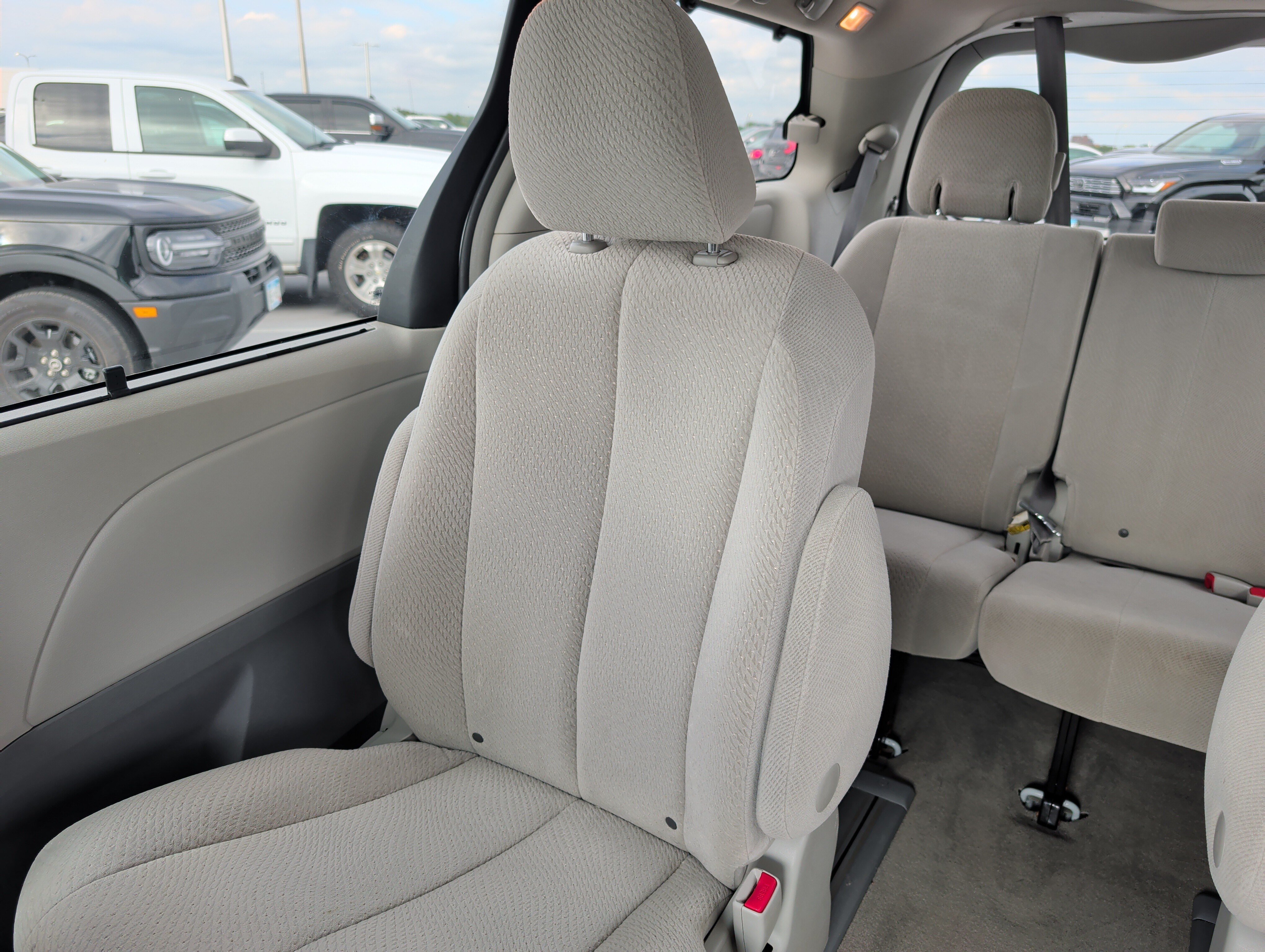 Used 2013 Toyota Sienna LE w/ Towing Pkg AWD/4WD image 12
