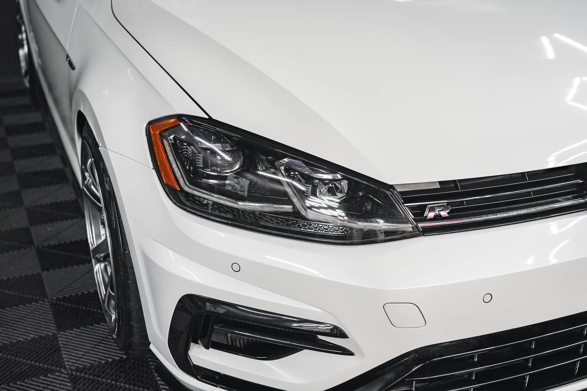 Used 2018 Volkswagen Golf R 4-Door image 16