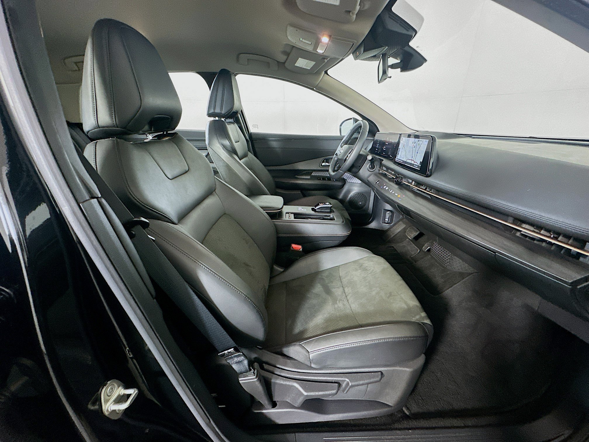 Used 2024 Nissan Ariya FWD image 31