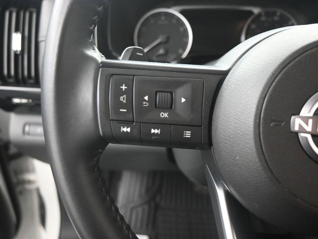 Used 2025 Nissan Pathfinder SV image 11