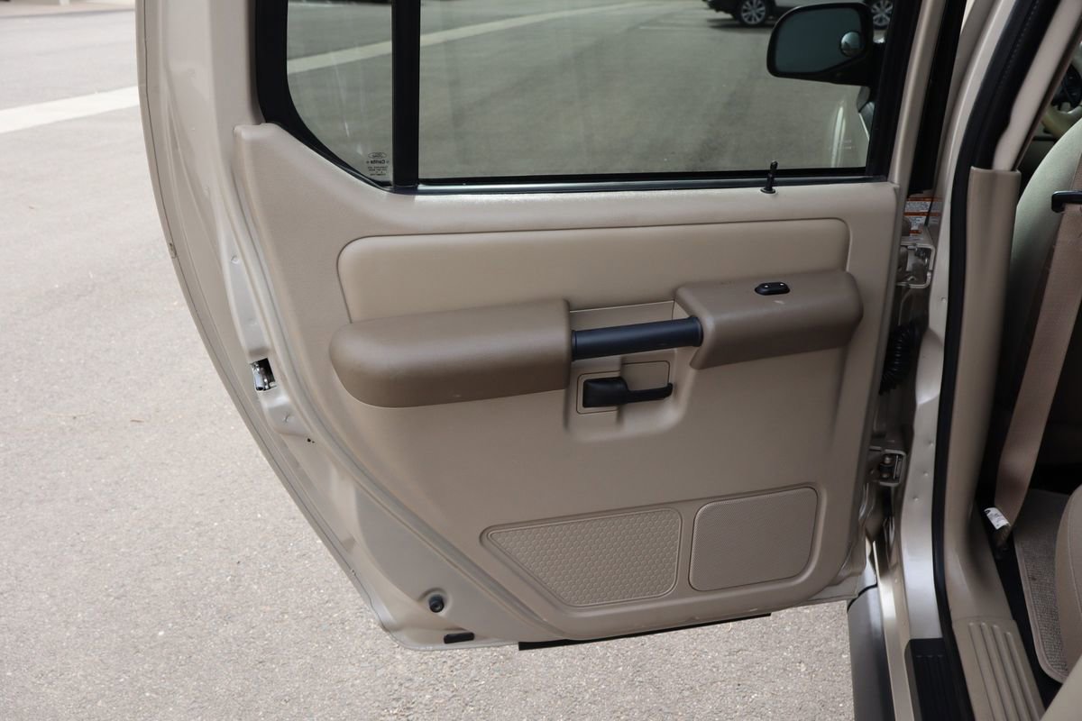 Used 2004 Ford Explorer Sport Trac XLT image 25