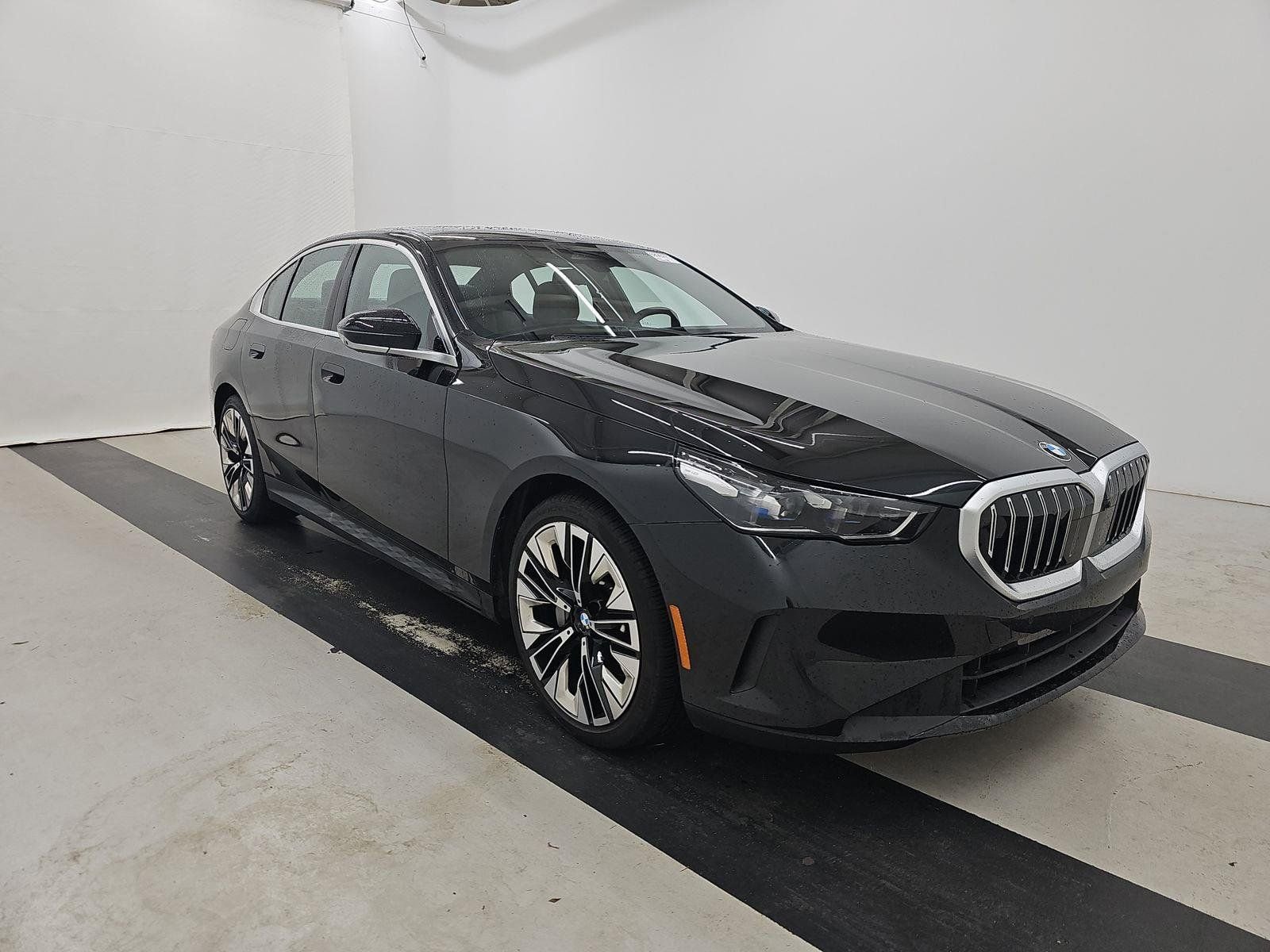 Certified 2025 BMW 530i image 3