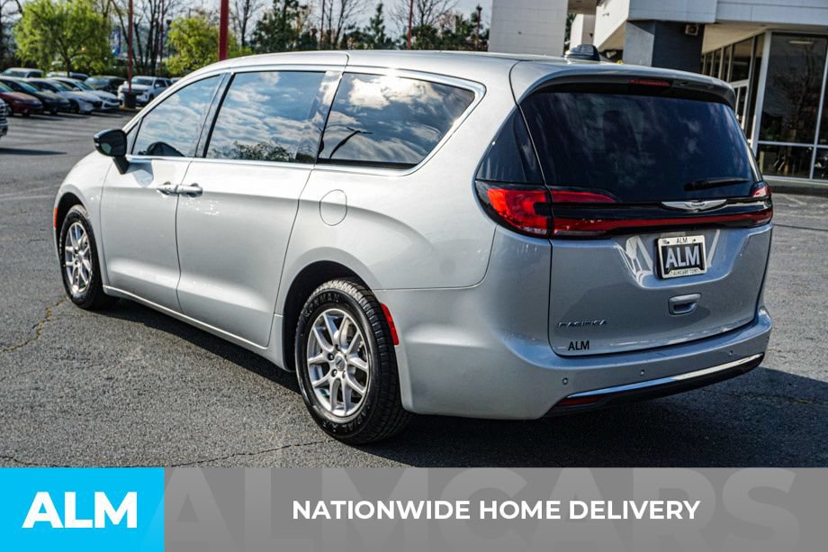 Used 2024 Chrysler Pacifica Touring-L FWD image 4