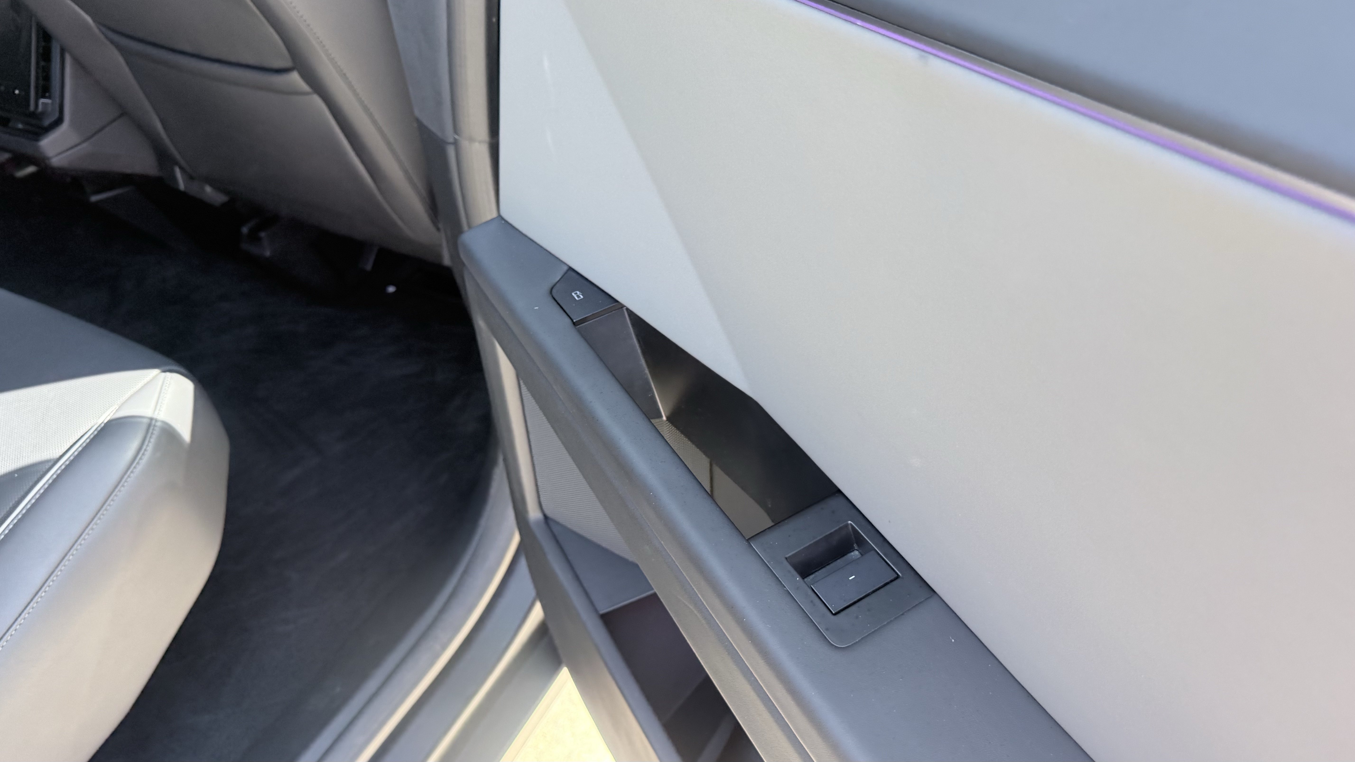 Used 2025 Tesla Cybertruck AWD Crew Cab image 36