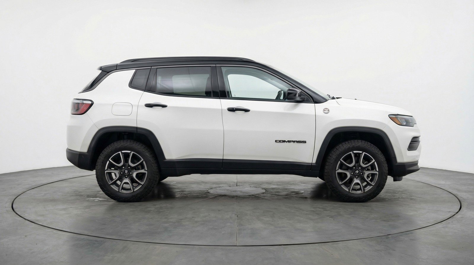 Used 2025 Jeep Compass Trailhawk image 11