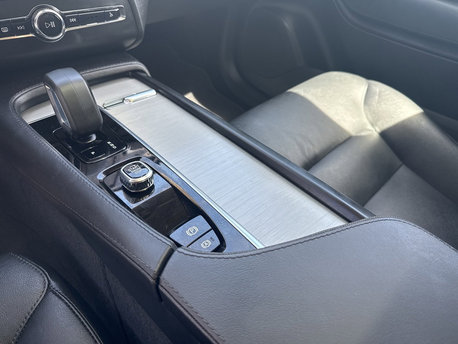 Used 2025 Volvo XC90 B5 Core image 24