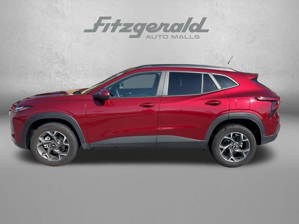 Certified 2025 Chevrolet Trax LT FWD image 2