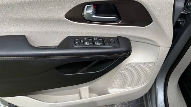 Used 2018 Chrysler Pacifica Touring-L w/ Tire & Wheel Group FWD image 20