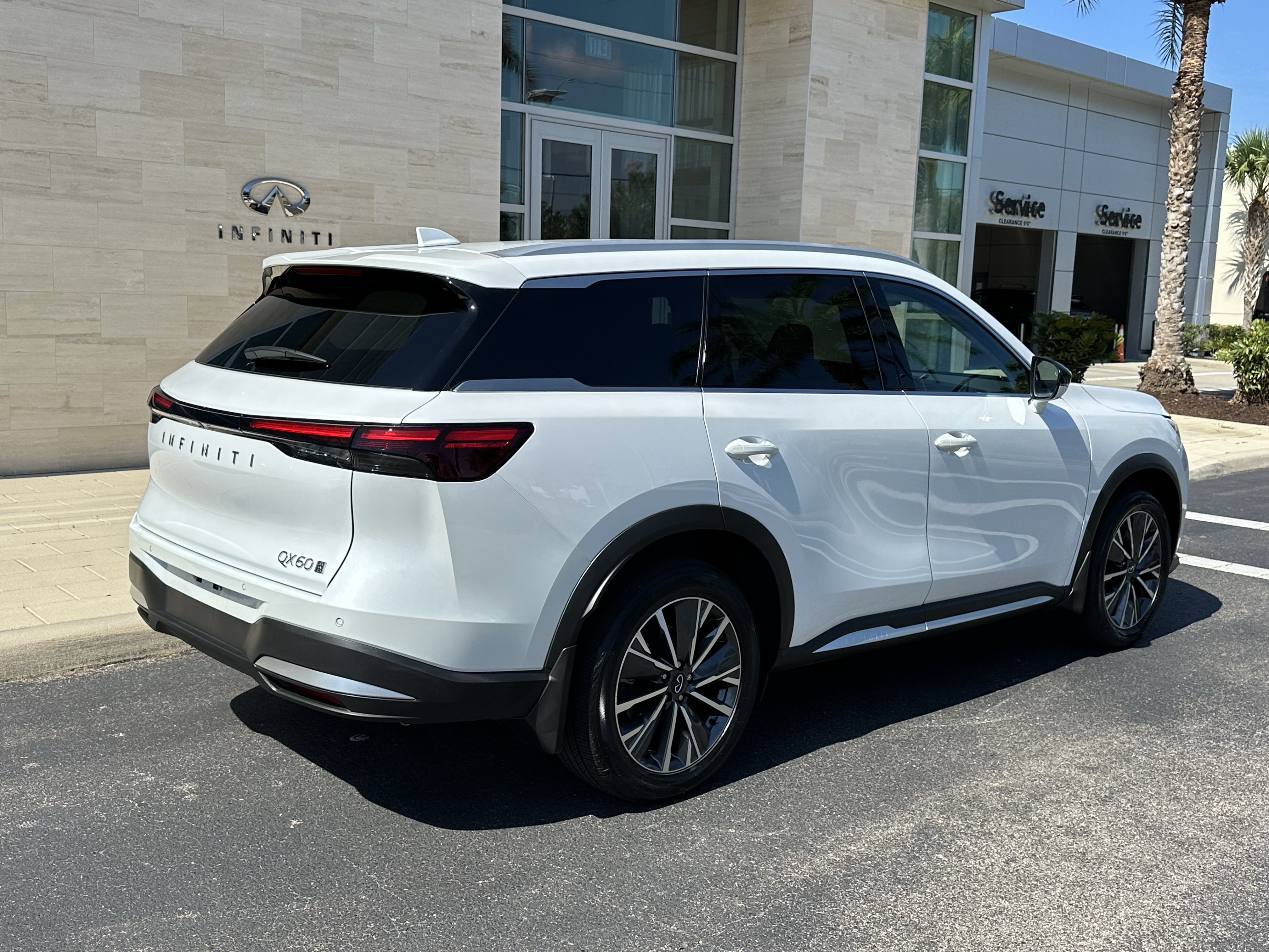 Certified 2026 INFINITI QX60 Luxe w/ Cargo Package AWD/4WD image 4