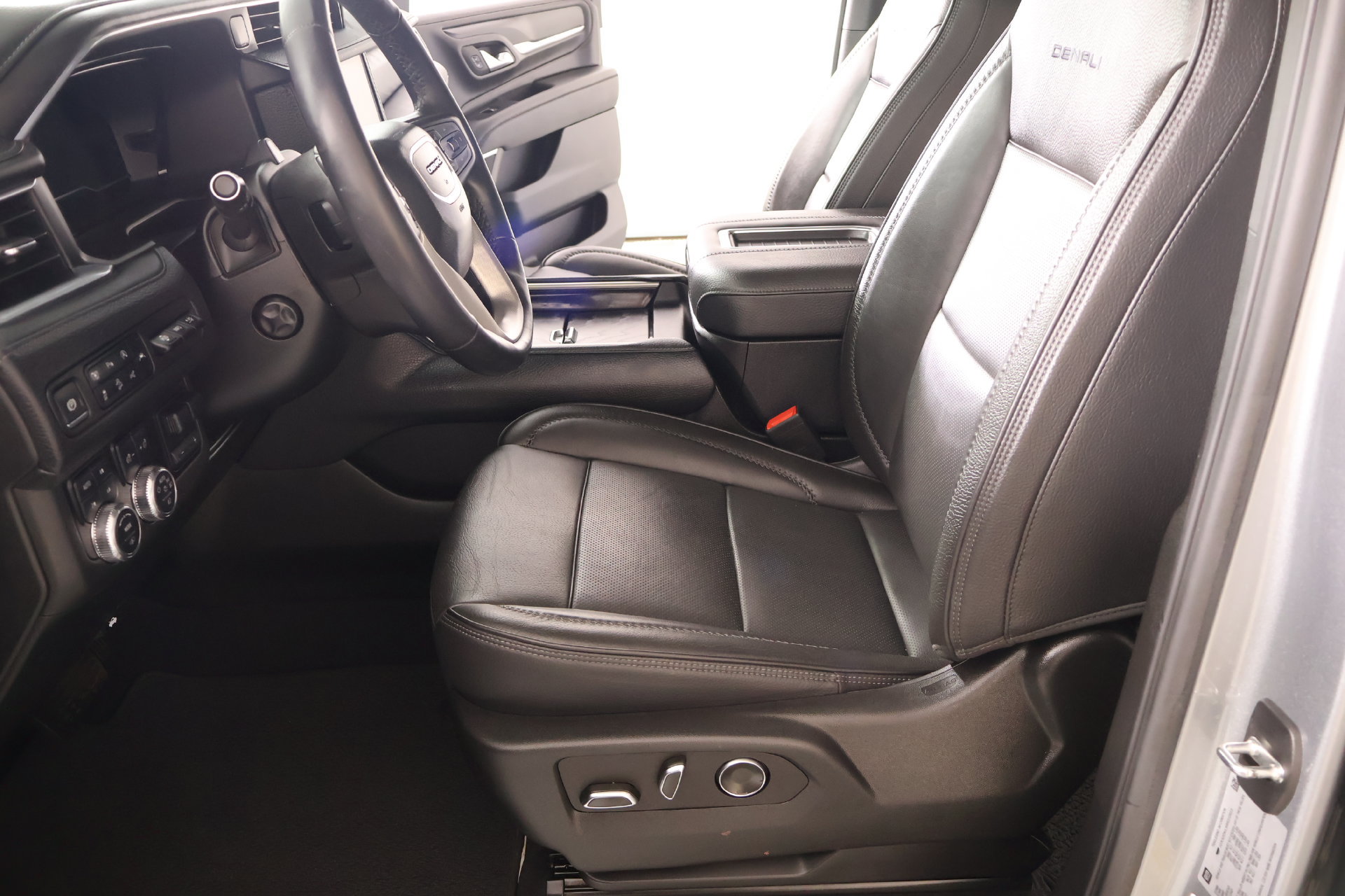 Used 2024 GMC Yukon Denali w/ Denali Reserve Package AWD/4WD image 12
