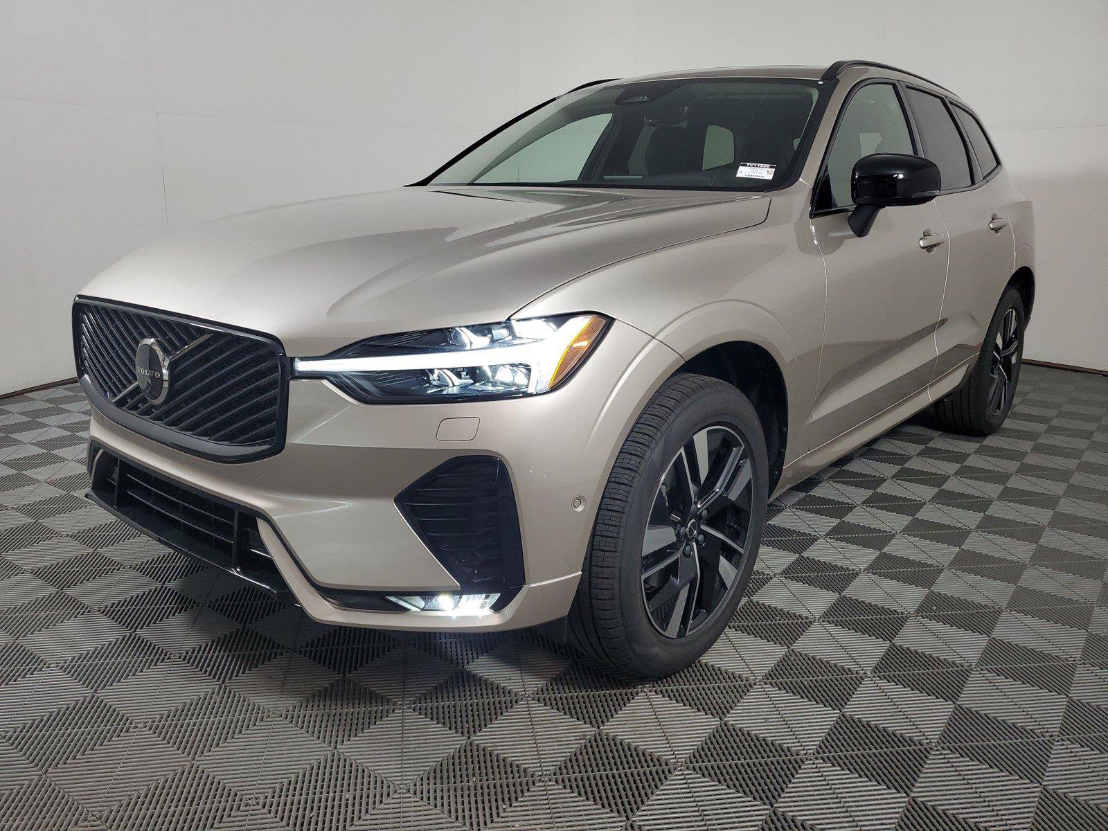 New 2026 Volvo XC60 B5 Plus w/ Climate Package AWD/4WD image 3