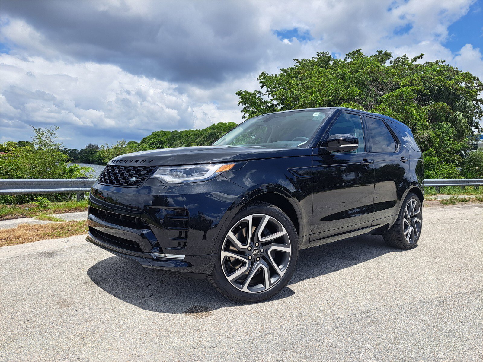 Certified 2025 Land Rover Discovery Dynamic SE image 1