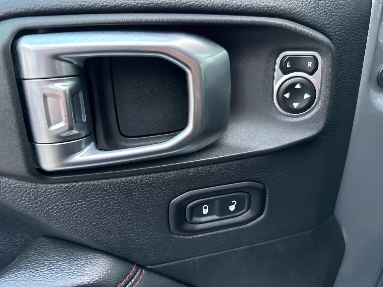 Used 2018 Jeep Wrangler Unlimited Rubicon w/ Uconnect 4C Nav & Sound Group image 27