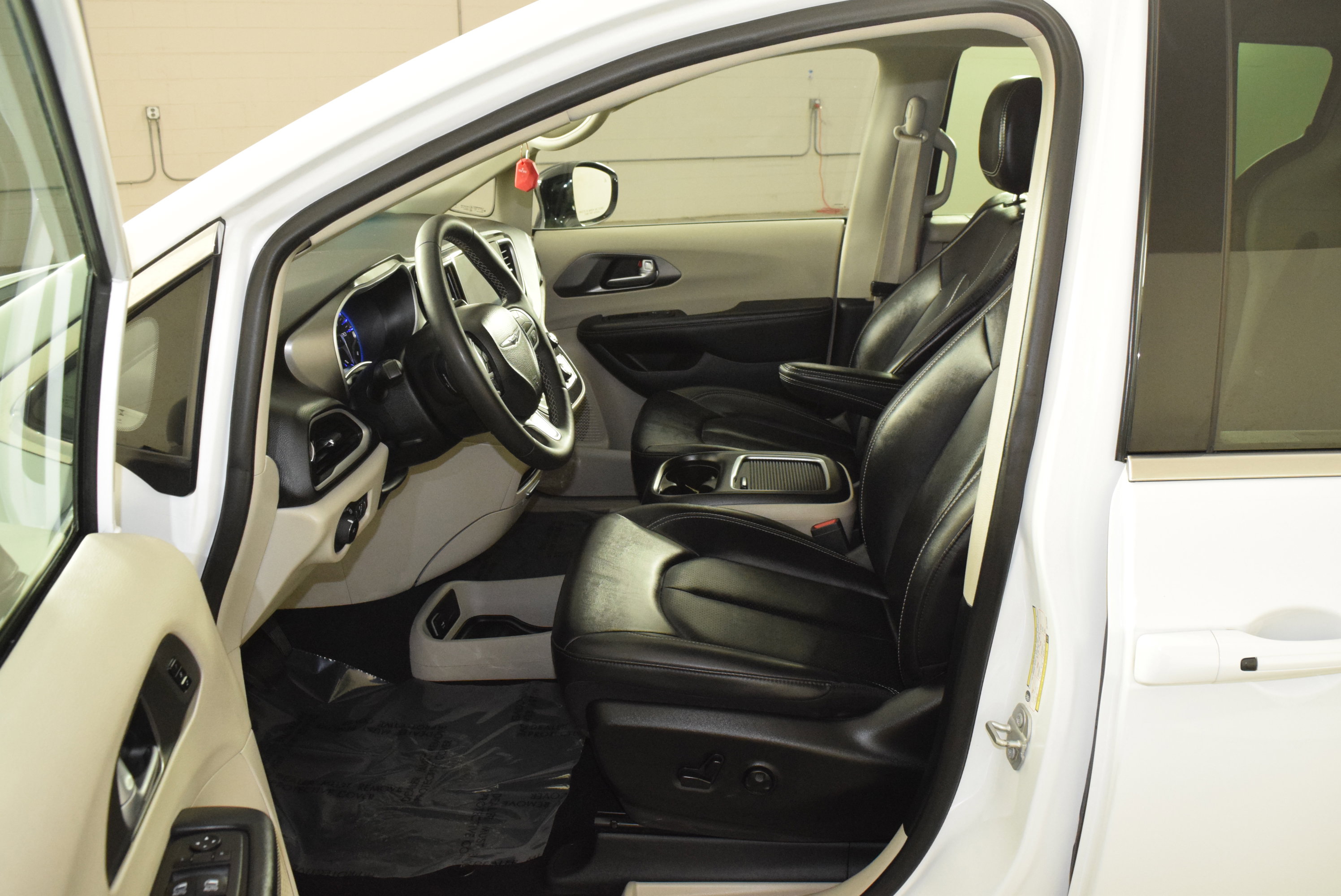 Used 2024 Chrysler Pacifica Touring-L image 2