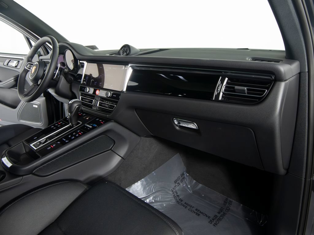 Certified 2026 Porsche Macan AWD/4WD image 34