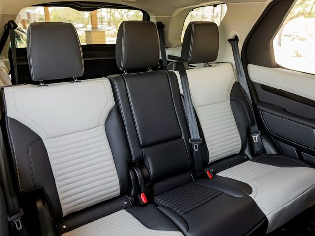 Used 2025 Land Rover Discovery S image 24