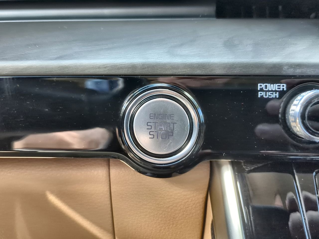 Used 2022 Kia Carnival EX image 17