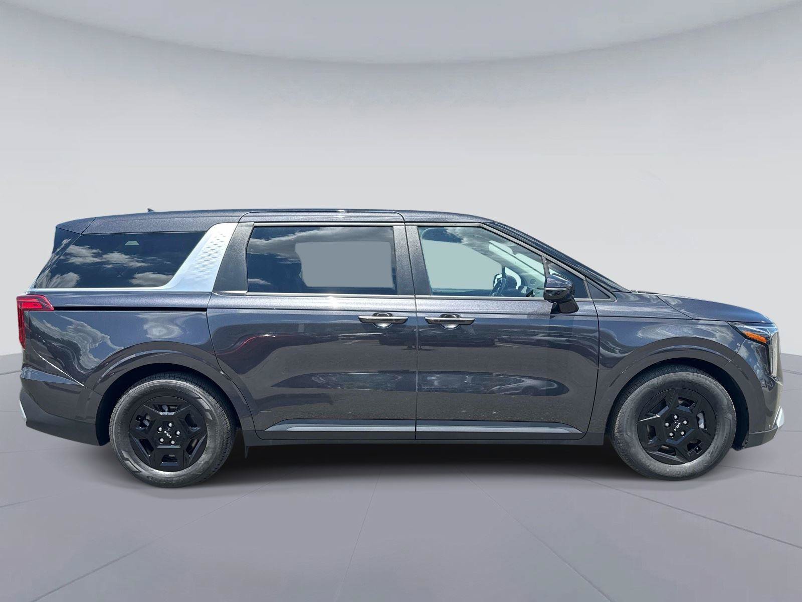 Used 2025 Kia Carnival FWD image 2