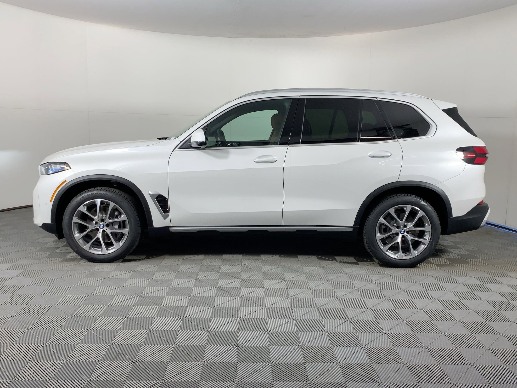 Used 2026 BMW X5 sDrive40i image 2
