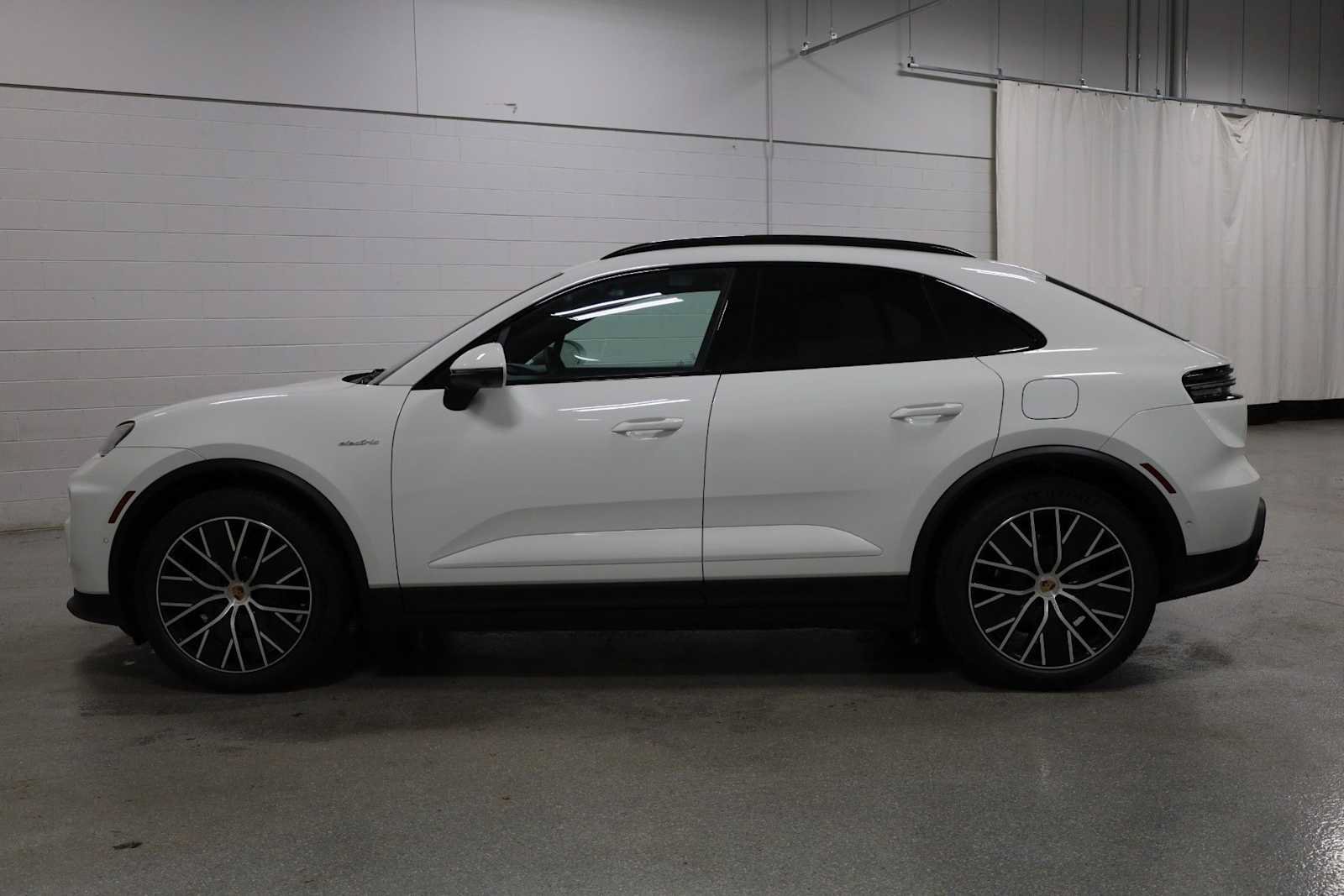 New 2026 Porsche Macan 4 Electric AWD/4WD image 2