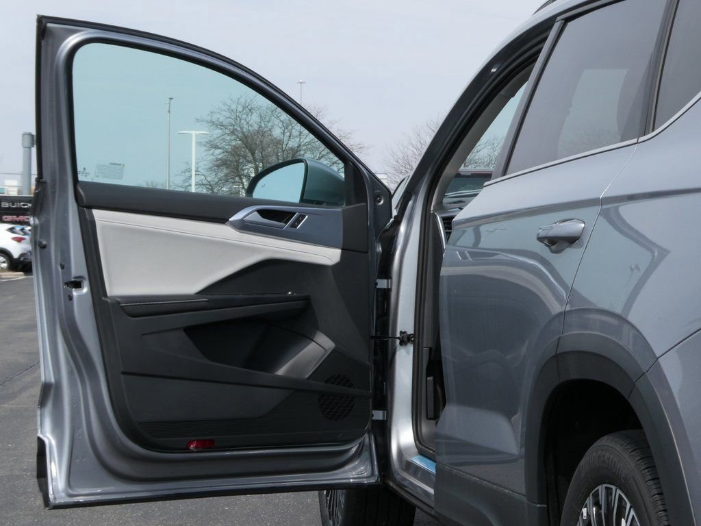 Certified 2025 Volkswagen Taos SE image 28