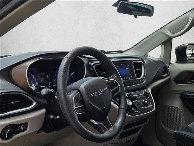 Used 2018 Chrysler Pacifica LX FWD image 11