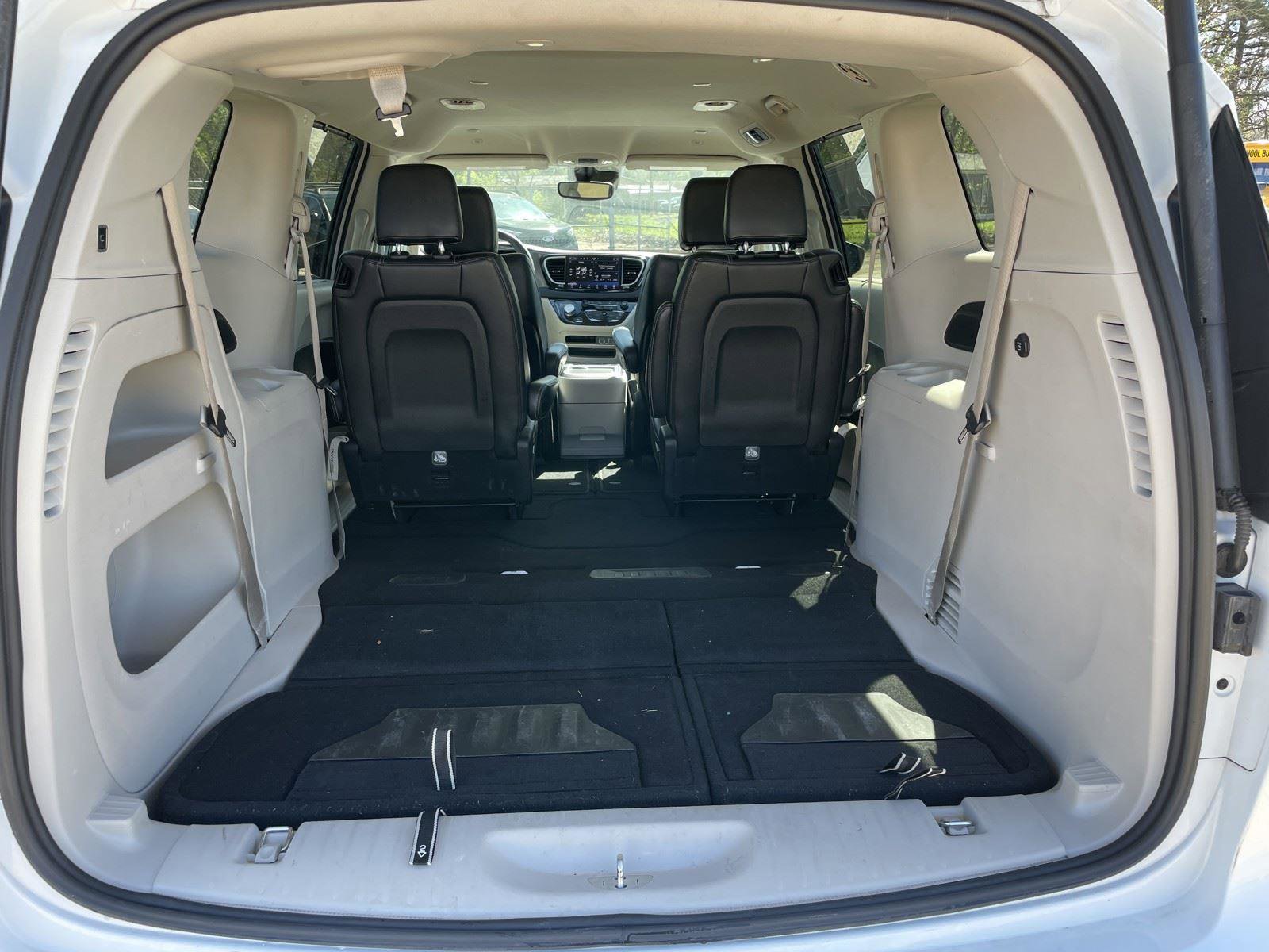 Used 2023 Chrysler Pacifica Touring-L image 47