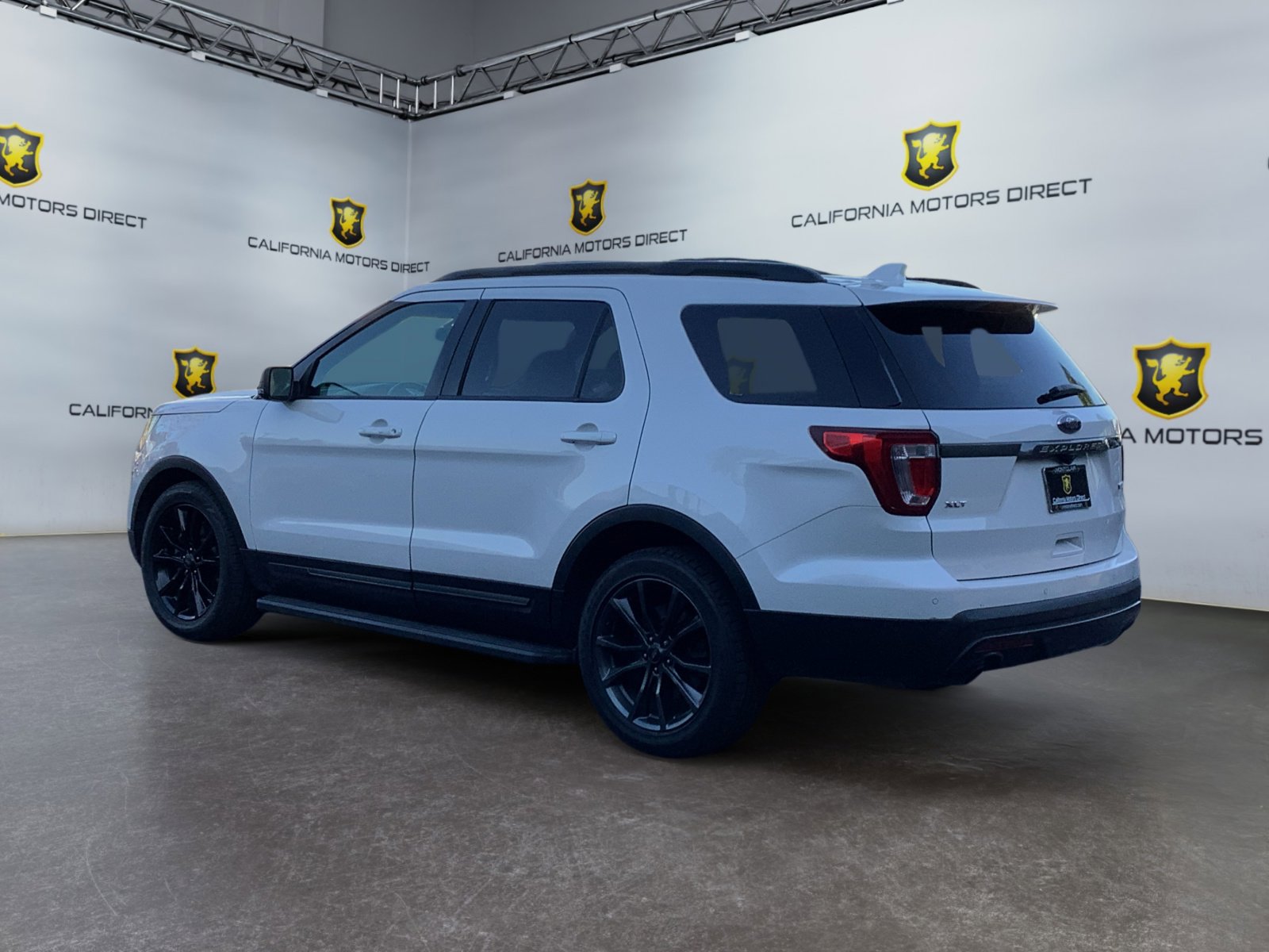 Used 2017 Ford Explorer XLT w/ Equipment Group 202A FWD image 3