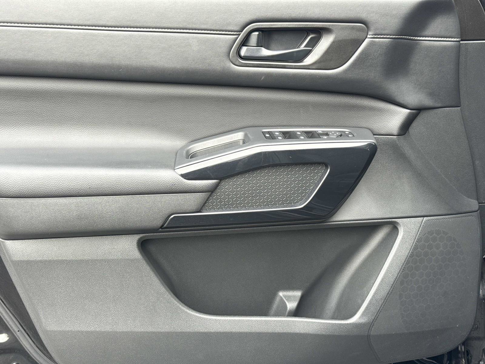 Used 2024 Nissan Pathfinder S image 17