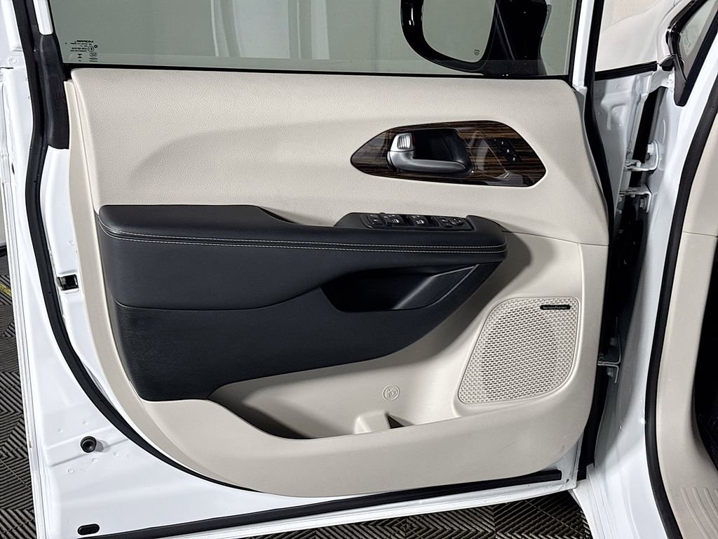 Used 2023 Chrysler Pacifica Limited w/ Uconnect Theater Family Group image 10