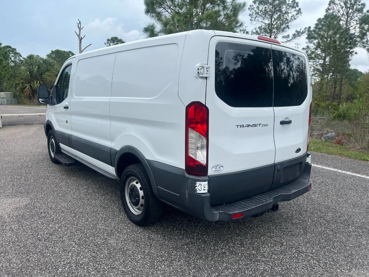 Used 2017 Ford Transit 250 250 3dr SWB Low Roof Cargo Van image 3