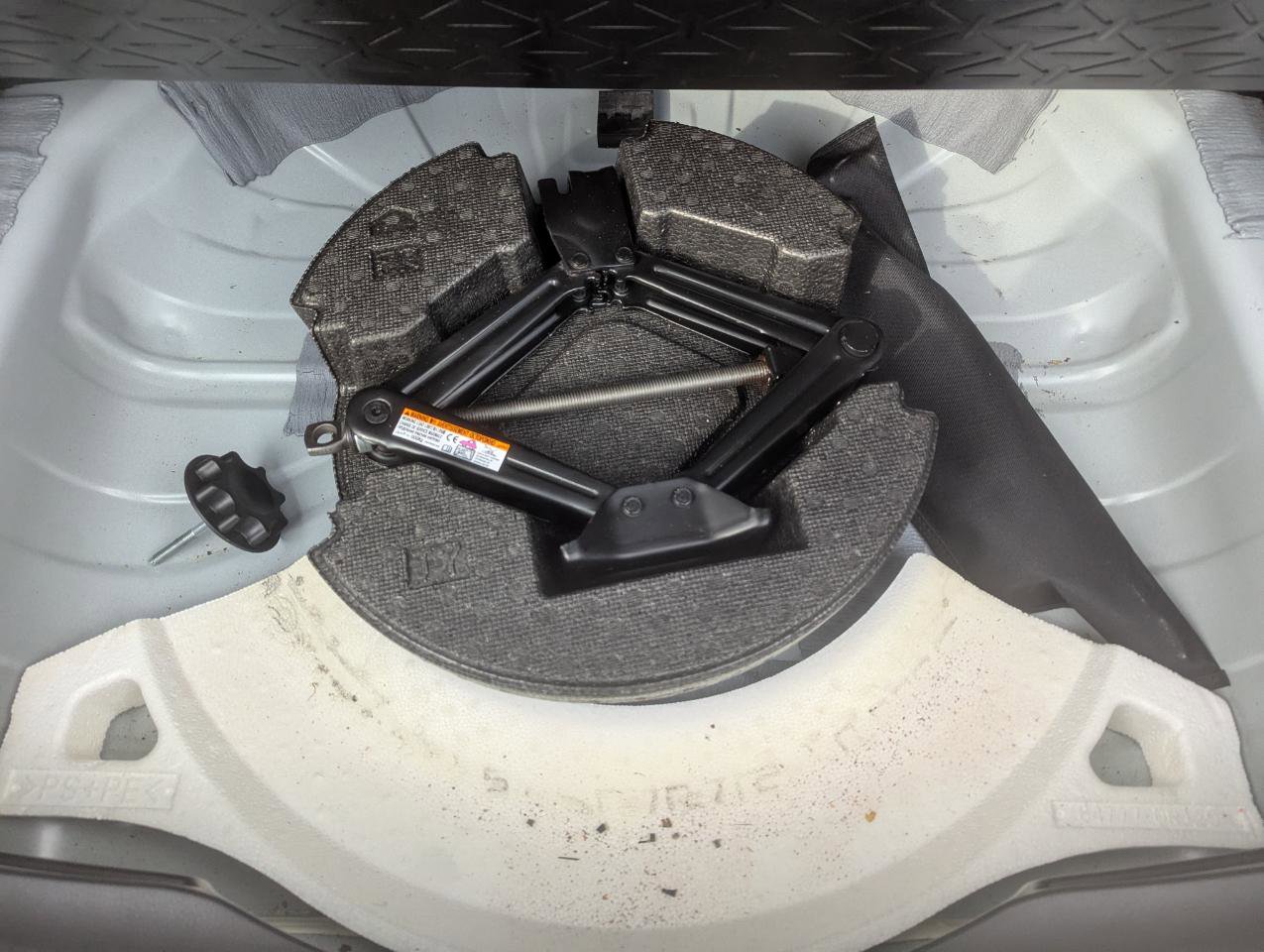 Used 2024 Toyota RAV4 XLE AWD/4WD image 46