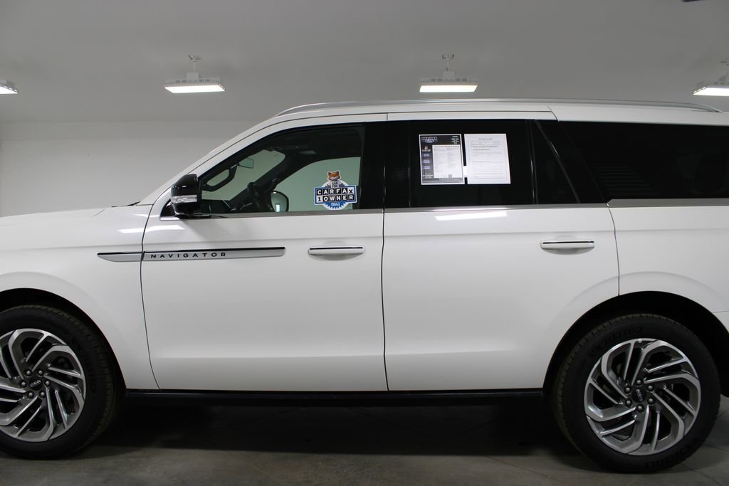 Used 2025 Lincoln Navigator Reserve image 6