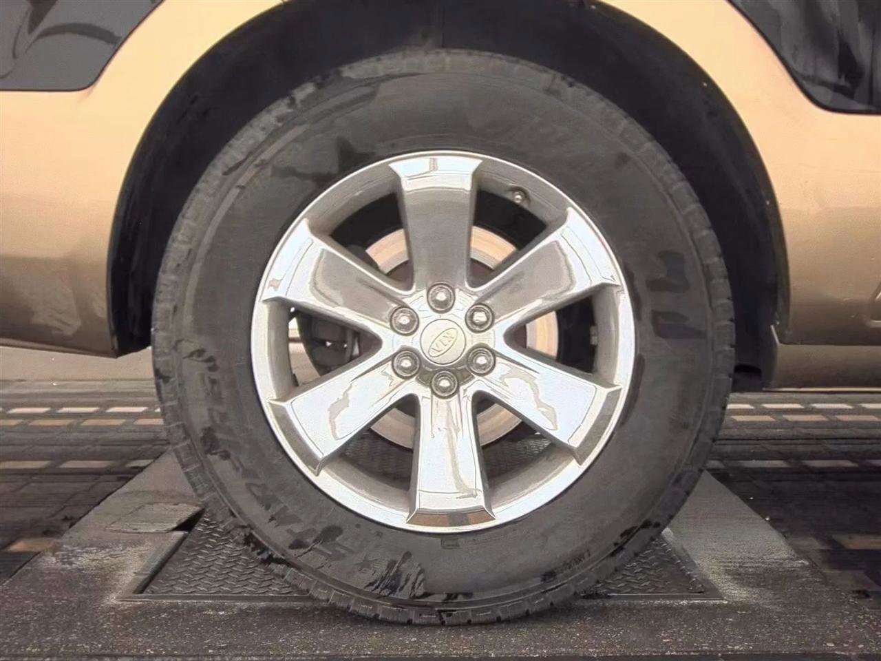 Used 2009 Kia Borrego EX w/ Premium Pkg RWD image 11