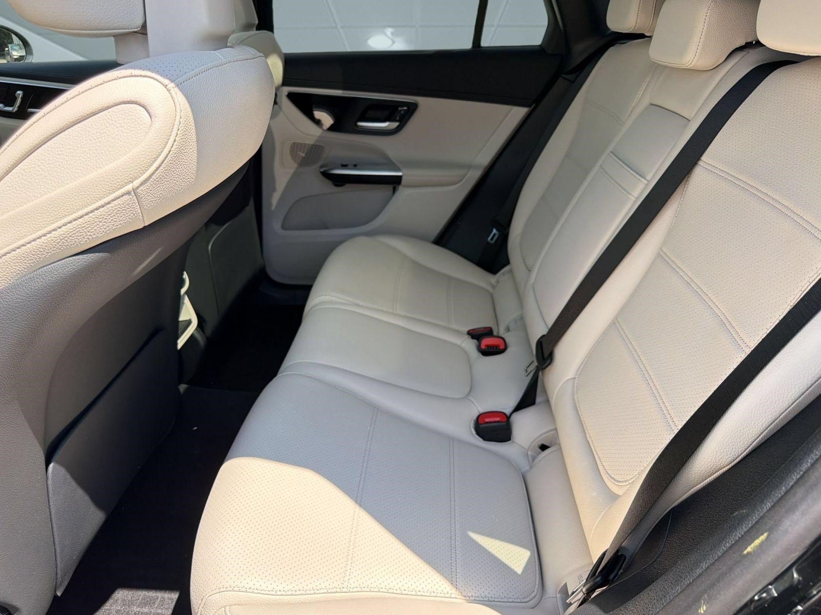 Used 2024 Mercedes-Benz GLC 300 4MATIC image 21