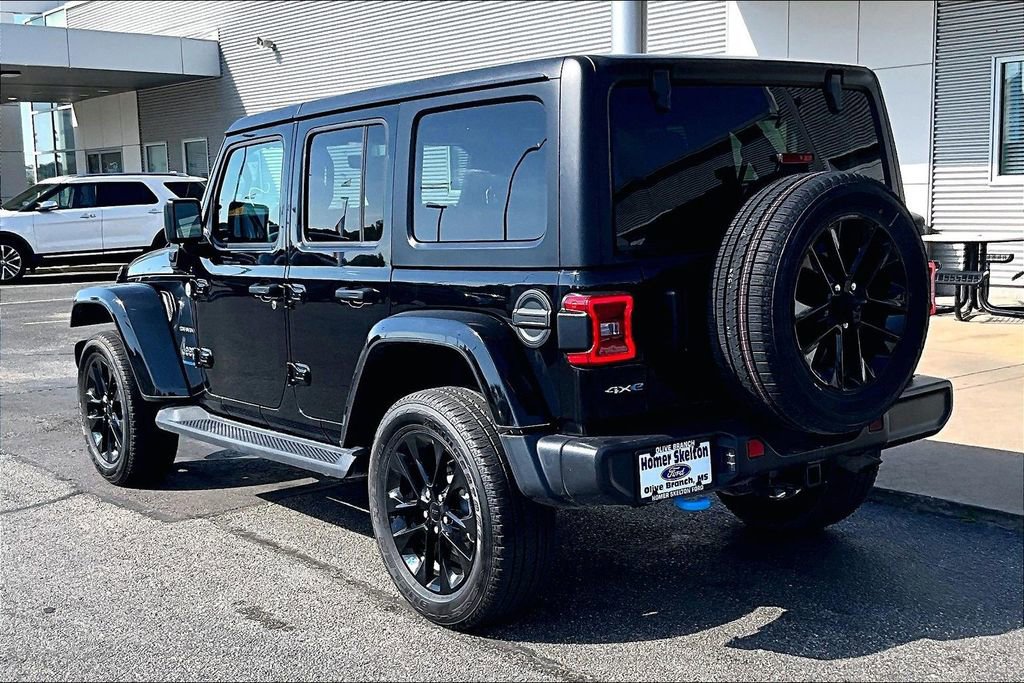 Used 2023 Jeep Wrangler Unlimited Sahara w/ Cold Weather Group AWD/4WD image 3