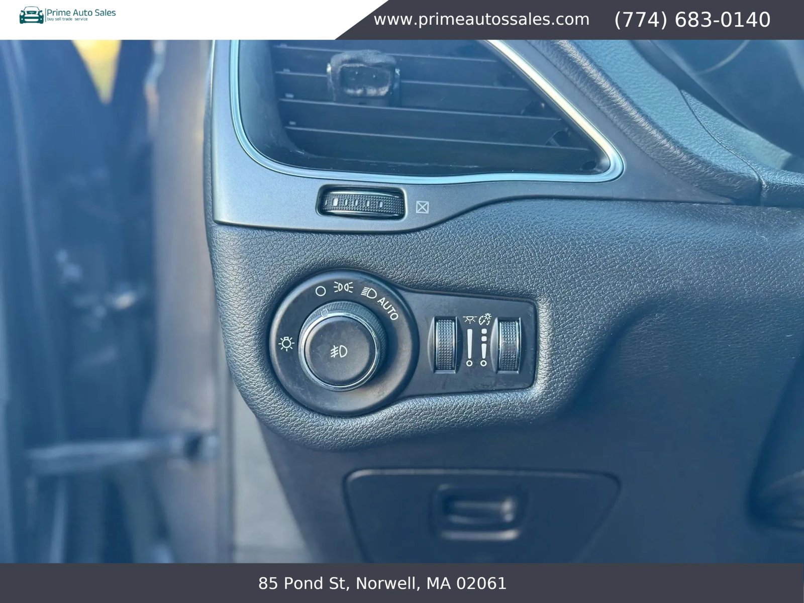 Used 2019 Jeep Cherokee Latitude Plus AWD/4WD image 24