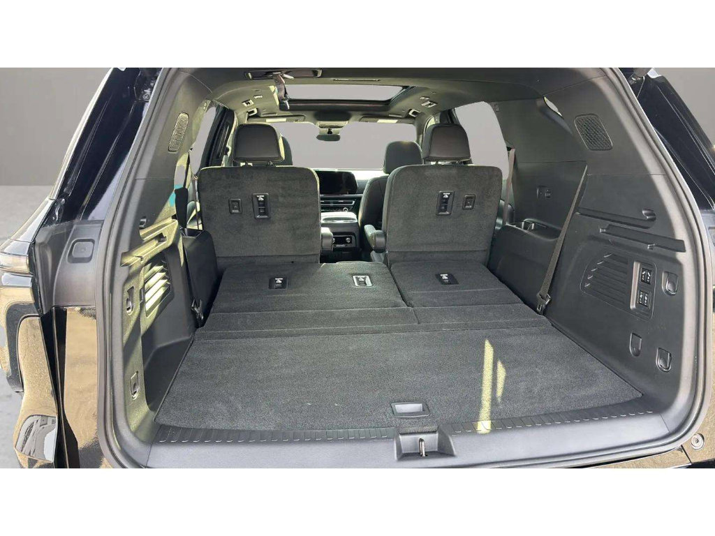 Used 2024 Chevrolet Traverse RS w/ LPO, Floor Liner Package image 10