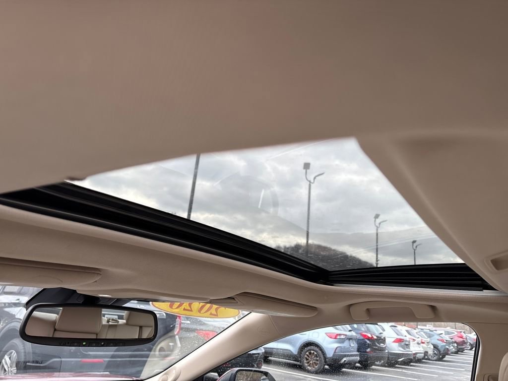 Used 2020 Toyota Camry XLE w/ Sunroof Package image 11