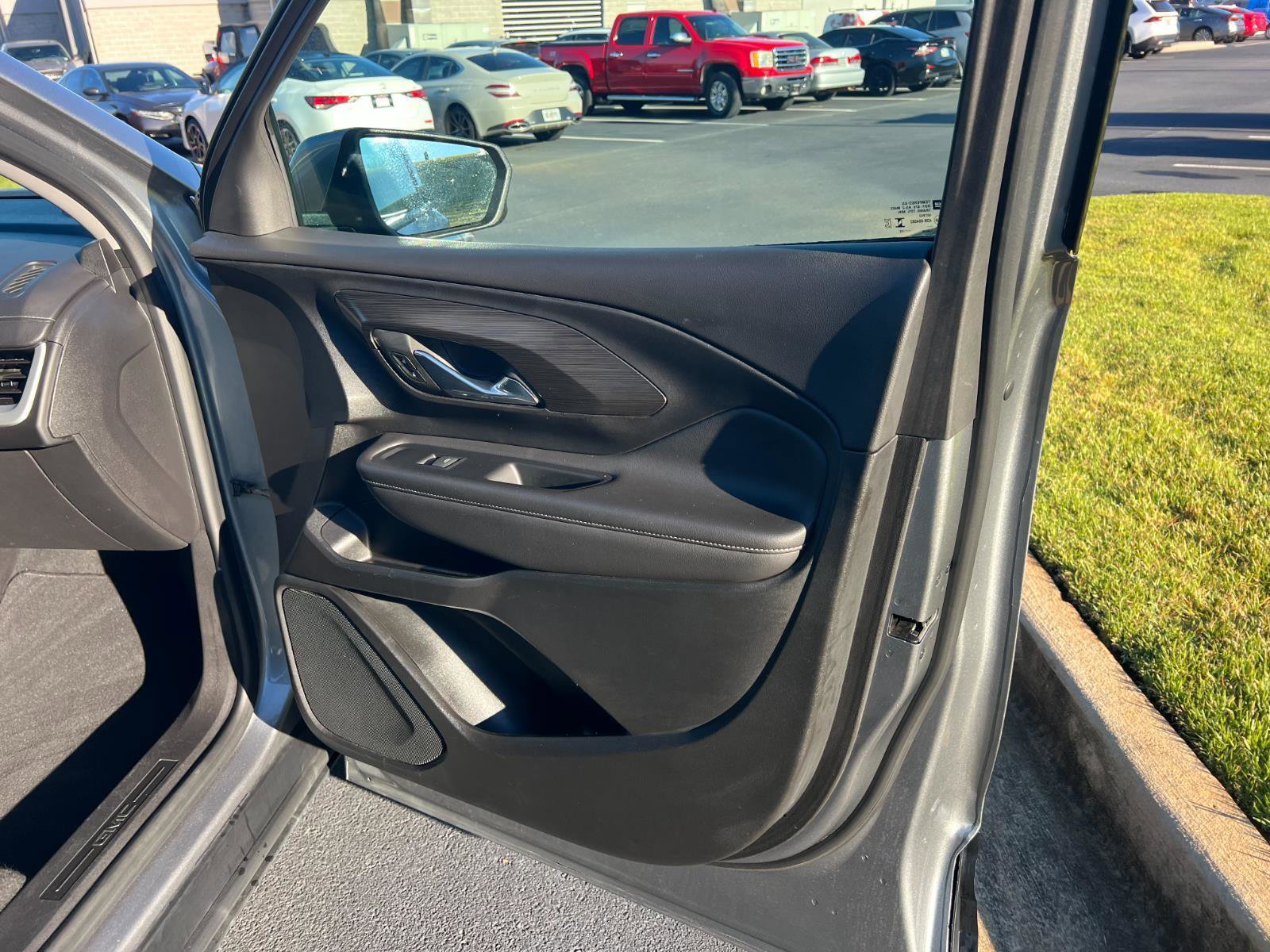 Used 2023 GMC Terrain SLT image 12