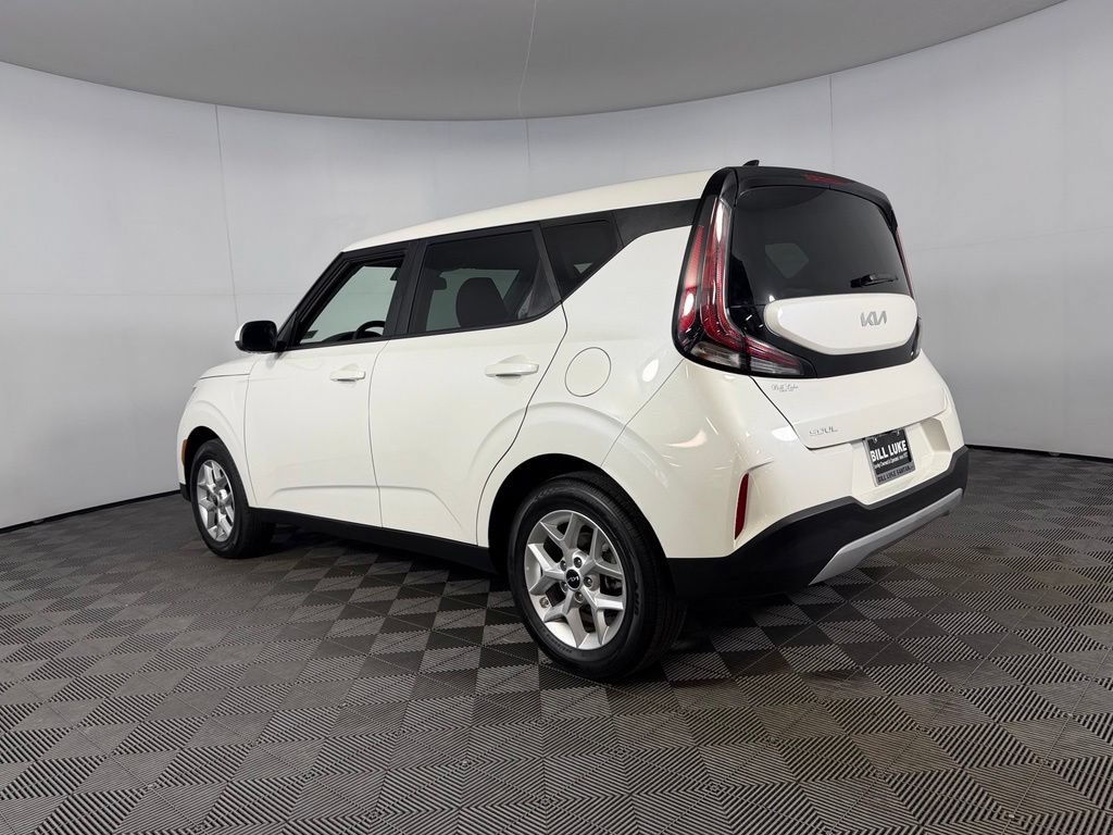 Used 2025 Kia Soul LX w/ LX Technology Package FWD image 9
