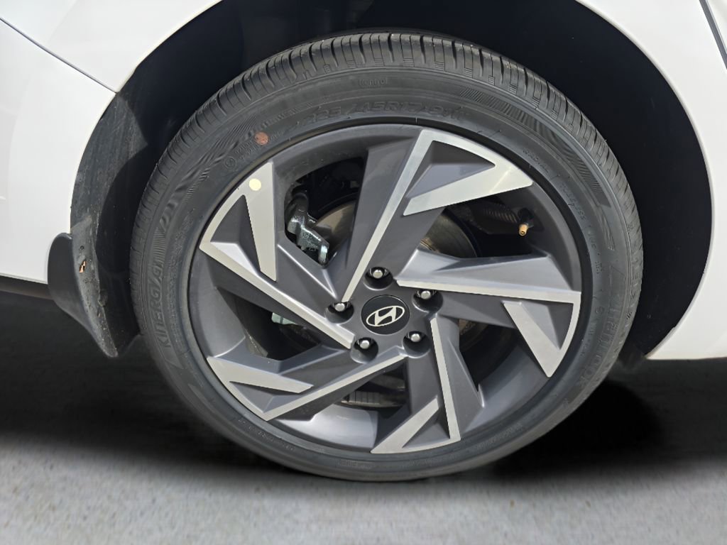 Used 2025 Hyundai Elantra Limited image 11
