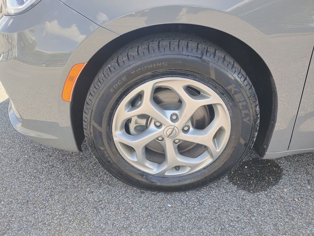 Used 2023 Chrysler Pacifica Limited FWD image 19