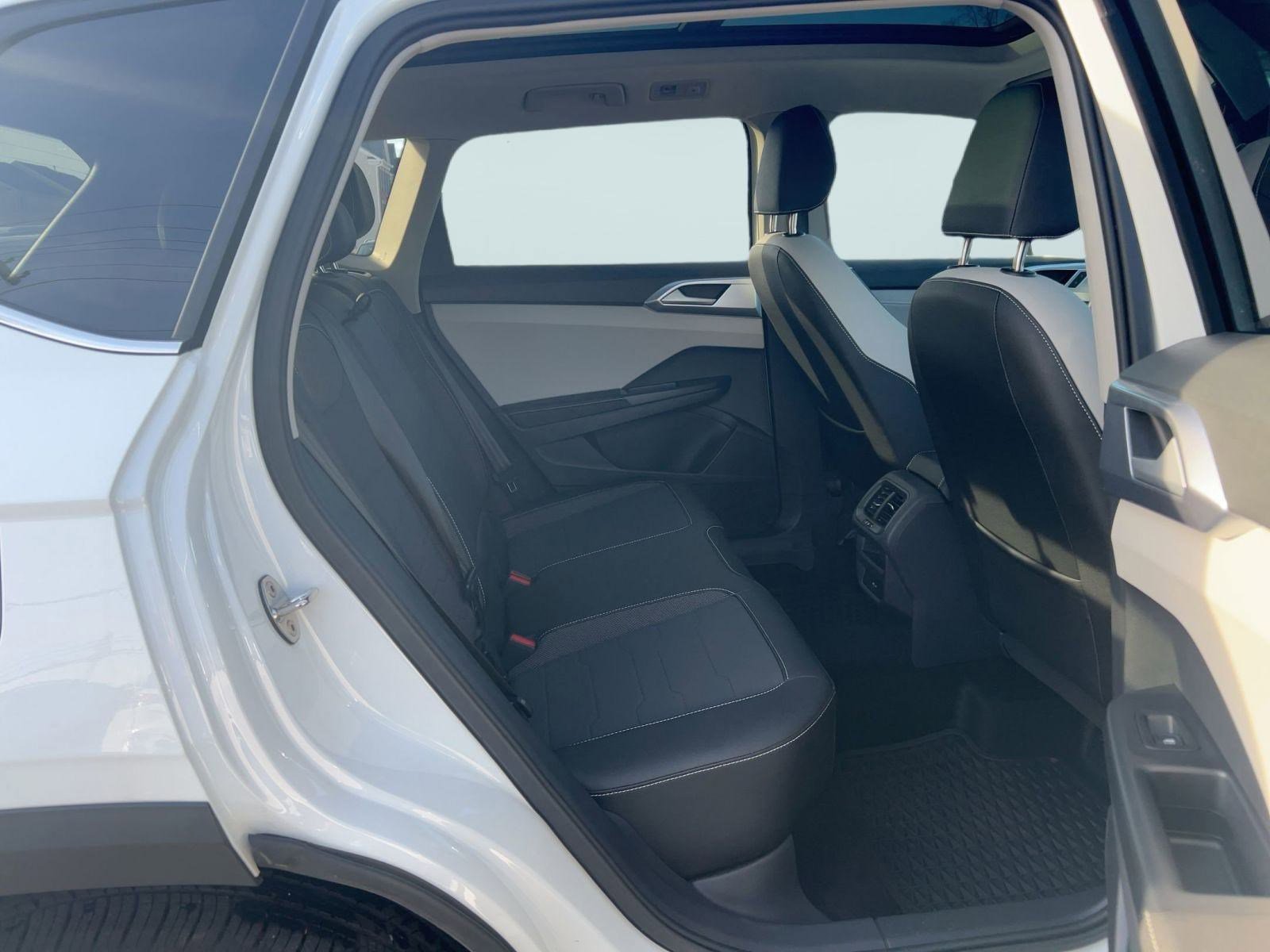 Certified 2025 Volkswagen Taos SE w/ Panoramic Sunroof Package AWD/4WD image 26