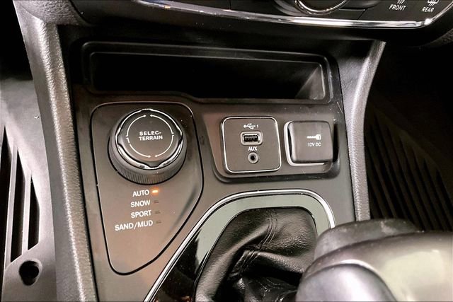 Used 2019 Jeep Cherokee Overland w/ Technology Group AWD/4WD image 15