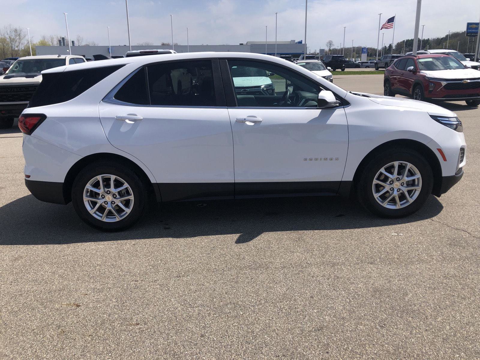 Used 2024 Chevrolet Equinox LT w/ Driver Convenience Package FWD image 11